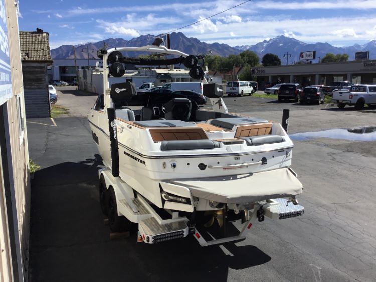 Malibu 23 LSV Wakesetter W/G5 Tower and Factory Bimini Double Up Storage Cover - Image 8