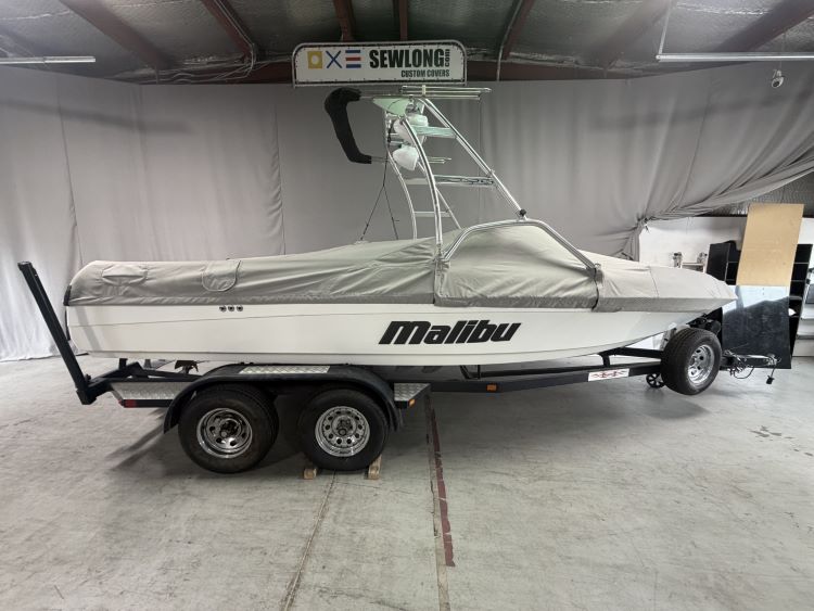 Malibu Wakesetter with Skylon Swoop Tower Cinch Cover - Image 2