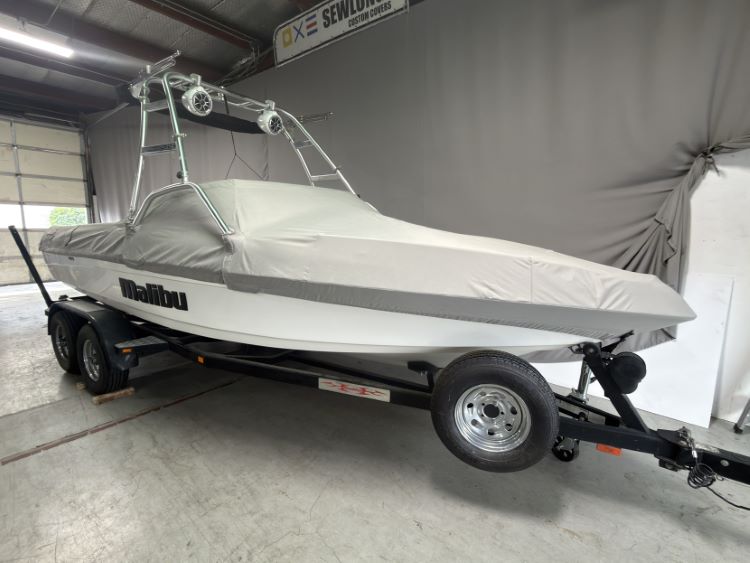 Malibu Wakesetter with Skylon Swoop Tower Cinch Cover